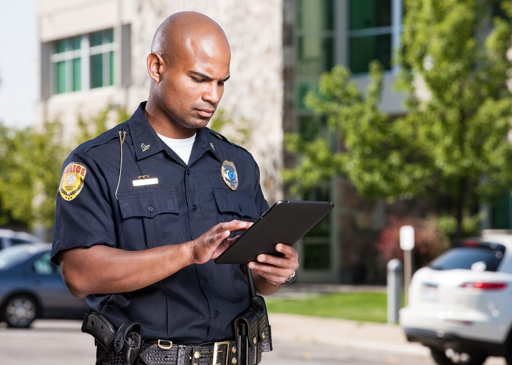 policeman-using-tablet